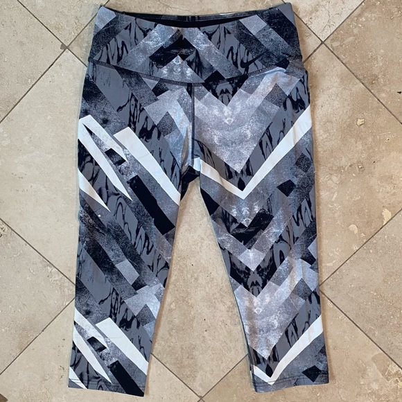 Nike Size Medium Dri-Fit Women’s Capri Leggings - Picture 1 of 7